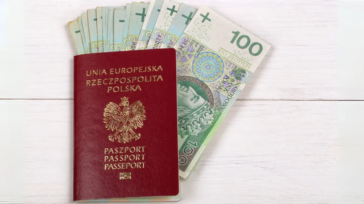 Paszport Rzeczypospolitej Polskiej oraz rozłożone polskie banknoty 100 zł